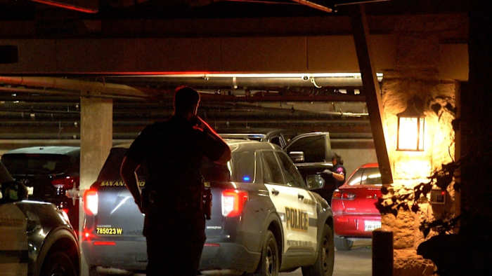 Politie: Man verschijnt met schotwond in nabijgelegen ziekenhuis, komt overeen met beschrijving van vermoedelijke verdachte