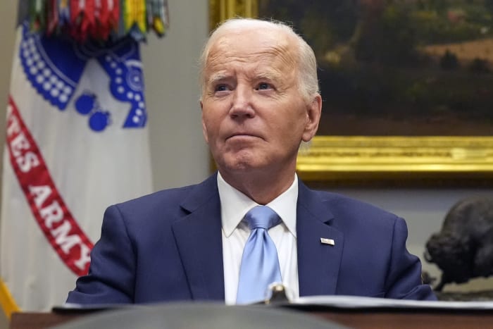 President Joe Biden luistert tijdens een briefing over de reactie van de regering op de orkaan Helene in de Roosevelt Room van het Witte Huis in Washington, dinsdag 1 oktober 2024. (AP Photo/Mark Schiefelbein)