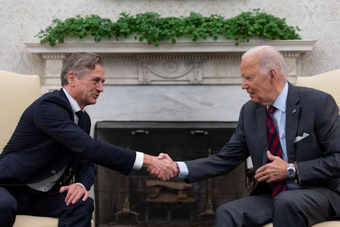President Joe Biden schudt de hand van de Sloveense premier Robert Golob, links, terwijl ze elkaar ontmoeten in het Oval Office van het Witte Huis in Washington, dinsdag 22 oktober 2024. (AP Photo/Ben Curtis)