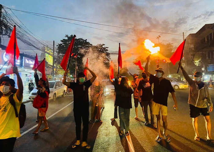 Pro-democratische demonstranten houden fakkels en vlaggen vast tijdens een flashmob-bijeenkomst om te protesteren tegen de militaire regering van Myanmar in Yangon, Myanmar op 19 september 2024. (Anti-Junta Alliance Yangon via AP)
