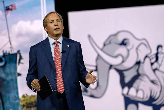 Procureur-generaal van Texas Ken Paxton, gezien in mei, heeft dat gezegd in Travis County "heeft op flagrante wijze de wet van Texas geschonden door partijdige actoren te betalen voor onwettige identificatiepogingen om mensen op te sporen die niet geregistreerd zijn om te stemmen."