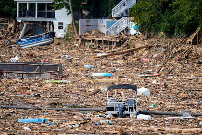 Puin ligt verspreid over het meer in de nasleep van de orkaan Helene, woensdag 2 oktober 2024, in Lake Lure, NC (AP Photo/Mike Stewart)
