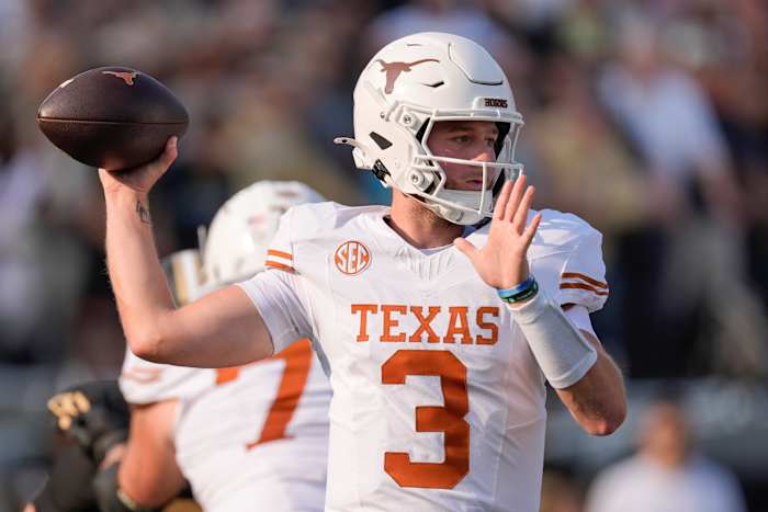 Quinn Ewers gooit voor 3 touchdowns terwijl nr. 5 Texas nr. 25 Vanderbilt verslaat met 27-24 in 'cultuur'-overwinning
