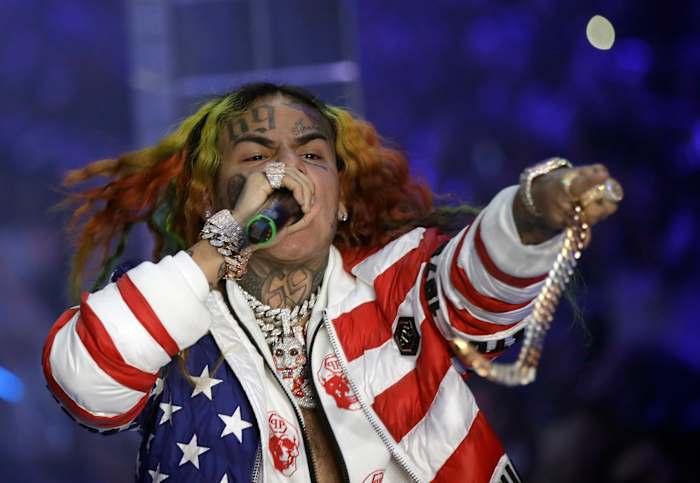 Rapper Tekashi 6ix9ine wordt in New York gearresteerd wegens mogelijke schending van de voorwaardelijke vrijlating