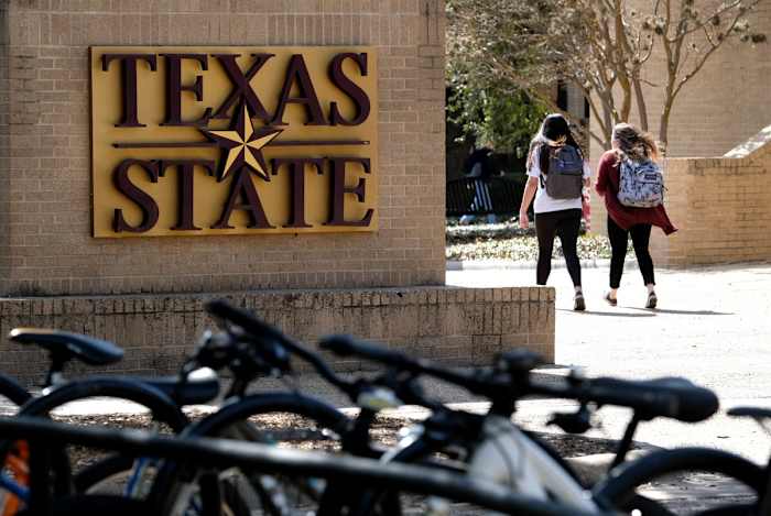 Rechter uit Texas beschuldigd van het overtreden van de wet nadat hij zijn universiteitsstudenten had gevraagd op hem te stemmen