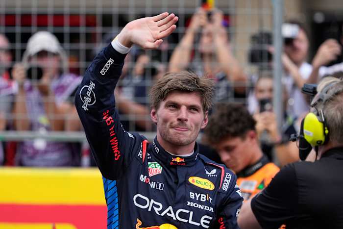Red Bull-coureur Max Verstappen uit Nederland zwaait na het winnen van een sprintrace voorafgaand aan de Formule 1-autorace van de Amerikaanse Grand Prix op het Circuit of the Americas, zaterdag 19 oktober 2024, in Austin, Texas. (AP Foto/Eric Gay)