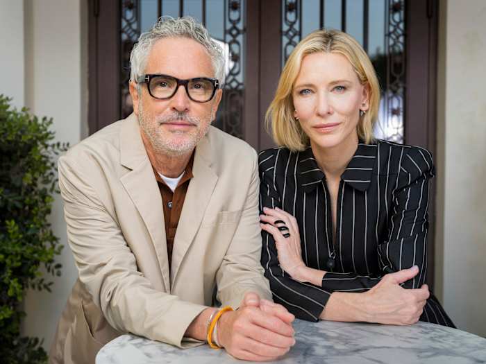 Regisseur Alfonso Cuaron (links) en Cate Blanchett poseren voor portretten ter promotie van de Apple TV-serie "Vrijwaring" tijdens de 81e editie van het Filmfestival van Venetië in Venetië, Italië, op vrijdag 30 augustus 2024. (Foto door Vianney Le Caer/Invision/AP)