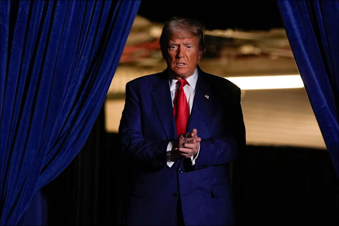 Republikeinse presidentskandidaat, voormalig president Donald Trump, arriveert bij een campagnebijeenkomst in Mullett Arena, donderdag 24 oktober 2024, in Tempe, Ariz. (AP Photo/Alex Brandon)