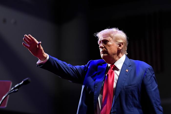 Republikeinse presidentskandidaat, voormalig president Donald Trump, gebaart na een toespraak tijdens een campagne-evenement aan de Ed Fry Arena van de Indiana University of Pennsylvania, maandag 23 september 2024, in Indiana, Pennsylvania. (AP Photo/Alex Brandon)
