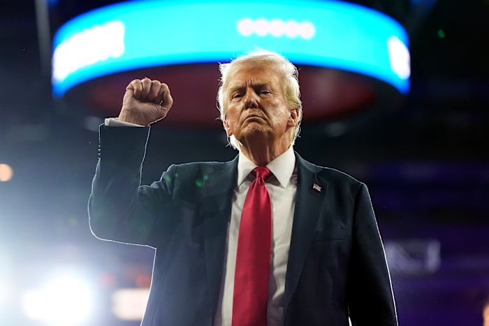Republikeinse presidentskandidaat, voormalig president Donald Trump, gebaart tijdens een campagnebijeenkomst in de Santander Arena, woensdag 9 oktober 2024, in Reading, Pennsylvania. (AP Photo/Alex Brandon)