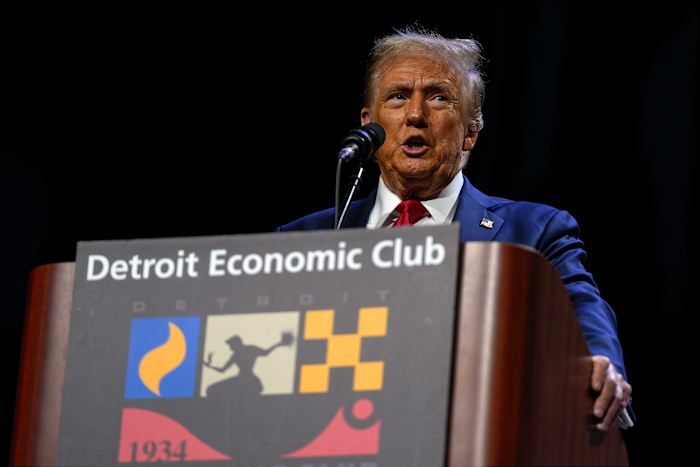 Republikeinse presidentskandidaat, voormalig president Donald Trump, spreekt op een bijeenkomst van de Detroit Economic Club, donderdag 10 oktober 2024, in Detroit. (AP-foto/Julia Demaree Nikhinson)