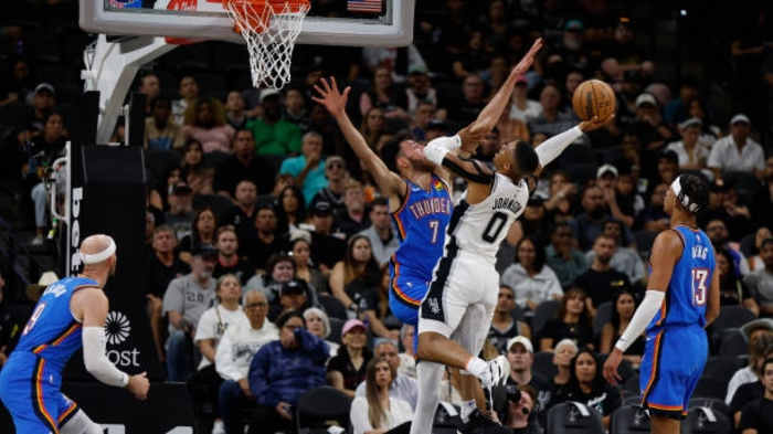 SAN ANTONIO, TX - OKTOBER 07: Keldon Johnson #0 van de San Antonio Spurs rijdt op Chet Holmgren #7 van de Oklahoma City Thunder in de eerste helft van een wedstrijd van het voorseizoen in Frost Bank Center op 7 oktober 2024 in San Antonio, Texas . OPMERKING VOOR GEBRUIKER: De gebruiker erkent en gaat er uitdrukkelijk mee akkoord dat de gebruiker, door deze foto te downloaden en/of te gebruiken, instemt met de algemene voorwaarden van de Getty Images-licentieovereenkomst. (Foto door Ronald Cortes/Getty Images)