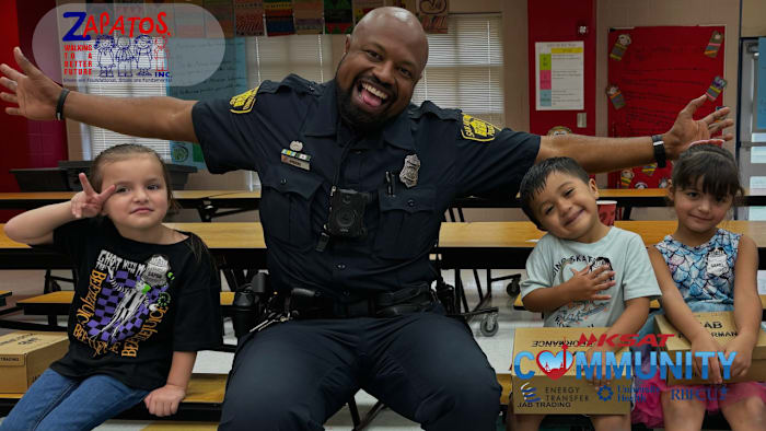 SAPD en Zapatos, Inc. komen samen voor de jaarlijkse 'Share the Shoes'-actie