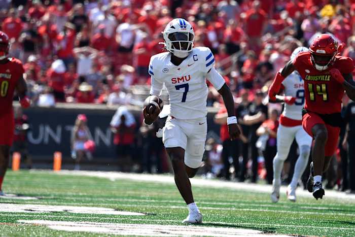 SMU quarterback Kevin Jennings (7) rent weg van de verdediging van Louisville om een ​​touchdown te scoren tijdens de eerste helft van een NCAA universiteitsvoetbalwedstrijd in Louisville, Ky., zaterdag 5 oktober 2024. (AP Photo/Timothy D. Easley)