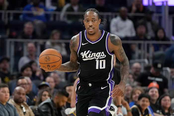 Sacramento Kings-aanvaller DeMar DeRozan (10) brengt de bal het veld op tegen de Golden State Warriors tijdens de eerste helft van een basketbalwedstrijd van het NBA-voorseizoen in San Francisco, vrijdag 11 oktober 2024. (AP Photo/Jeff Chiu)