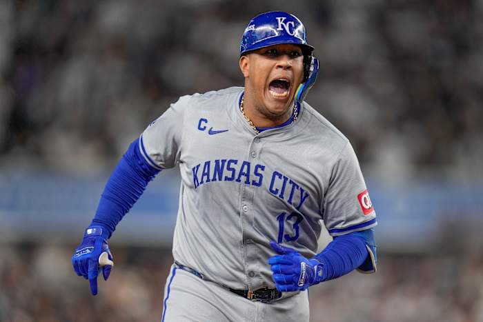 Salvador Perez (13) van Kansas City Royals reageert na het slaan van een solo-homerun tegen de New York Yankees tijdens de vierde inning van Game 2 van de American League baseball playoff-serie, maandag 7 oktober 2024, in New York. (AP-foto/Seth Wenig)