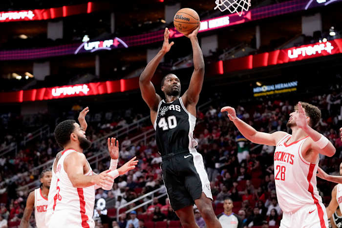 San Antonio Spurs-aanvaller Harrison Barnes (40) schiet tegen de Houston Rockets tijdens de tweede helft van een basketbalwedstrijd in het NBA-voorseizoen op donderdag 17 oktober 2024 in Houston. (AP Foto/Eric Christian Smith)