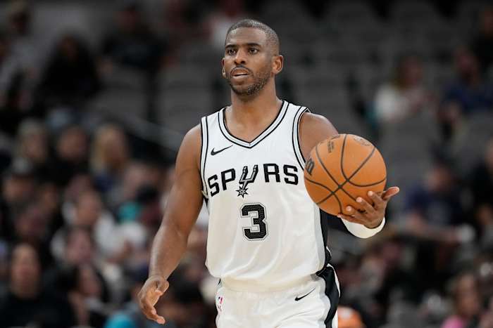 San Antonio Spurs bewaakt Chris Paul (3) tijdens de tweede helft van een NBA-basketbalwedstrijd van het voorseizoen tegen de Orlando Magic in San Antonio, woensdag 9 oktober 2024. (AP Photo/Eric Gay)
