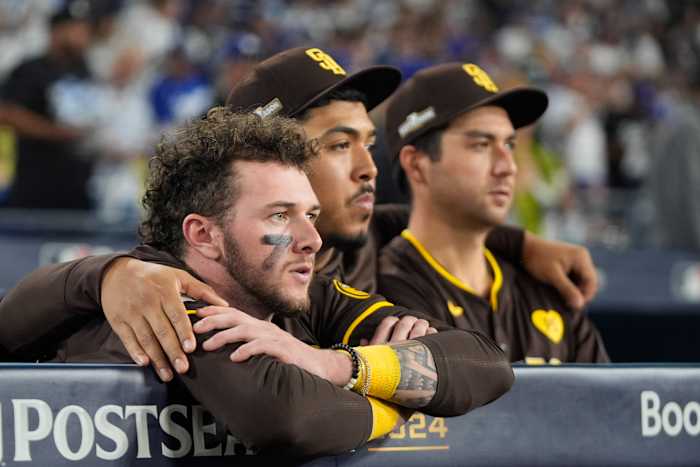 San Diego Padres middenvelder Jackson Merrill, links, kijkt toe naast relief pitcher Jeremiah Estrada, centrum, en catcher Kyle Higashioka na een nederlaag tegen de Los Angeles Dodgers in Game 5 van een honkbal NL Division Series op vrijdag 11 oktober 2024 in Los Angeles. (AP-foto/Mark J. Terrill)