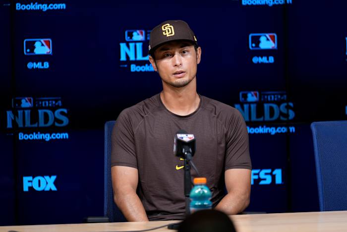San Diego Padres-werper Yu Darvish beantwoordt vragen voorafgaand aan Game 5 van een honkbal National League Division Series tegen de Los Angeles Dodgers, donderdag 10 oktober 2024, in Los Angeles. (AP-foto/Ashley Landis)