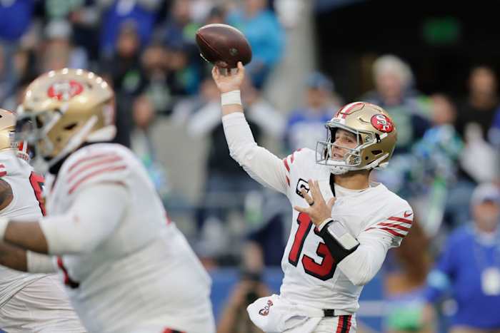 San Francisco 49ers quarterback Brock Purdy gooit tijdens de eerste helft van een NFL-voetbalwedstrijd tegen de Seattle Seahawks, donderdag 10 oktober 2024, in Seattle. (AP-foto/John Froschauer)