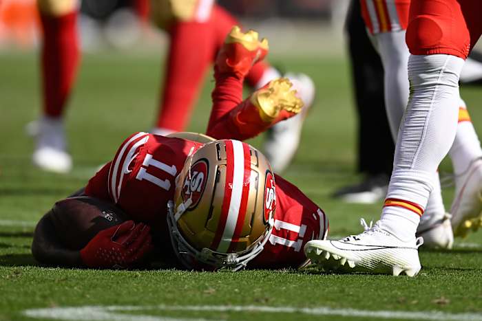 San Francisco 49ers wide receiver Brandon Aiyuk (11) blijft op het veld staan ​​nadat hij werd geraakt tijdens de eerste helft van een NFL-voetbalwedstrijd tegen de Kansas City Chiefs in Santa Clara, Californië, zondag 20 oktober 2024. (AP Photo/ Eakin Howard)