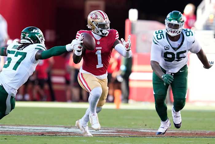 San Francisco 49ers wide receiver Deebo Samuel Sr. (1) loopt tussen New York Jets linebacker CJ Mosley en verdedigingsuitrusting Quinnen Williams (95) tijdens de eerste helft van een NFL-voetbalwedstrijd in Santa Clara, Californië, maandag 9 september 2024. (AP Foto/Godofredo A. Vsquez)