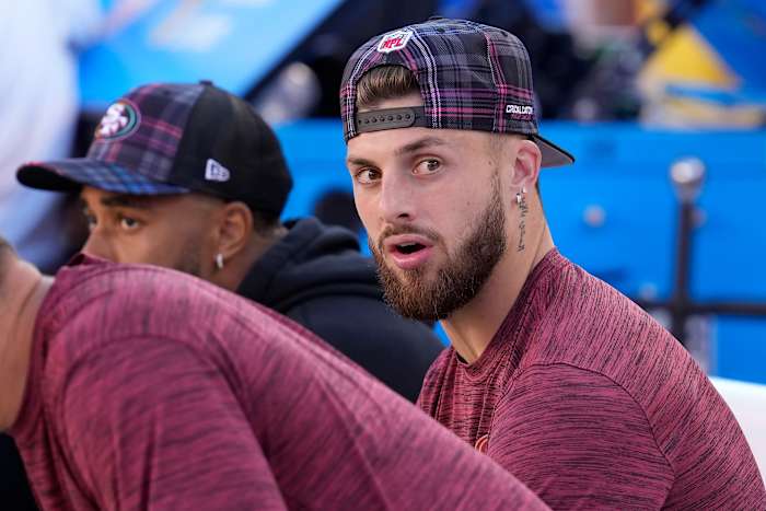 San Francisco 49ers wide receiver Ricky Pearsall zit op de bank tijdens de tweede helft van een NFL-voetbalwedstrijd tegen de New England Patriots in Santa Clara, Californië, zondag 29 september 2024. (AP Photo/Godofredo A. Vsquez)