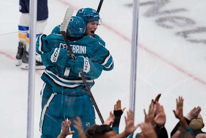 San Jose Sharks-centrum Macklin Celebrini (71) wordt gefeliciteerd door de linkervleugel William Eklund (72) na zijn doelpunt tegen de St. Louis Blues tijdens de eerste periode van een NHL-hockeywedstrijd op donderdag 10 oktober 2024 in San Jose, Californië (AP Foto/Godofredo A. Vsquez)