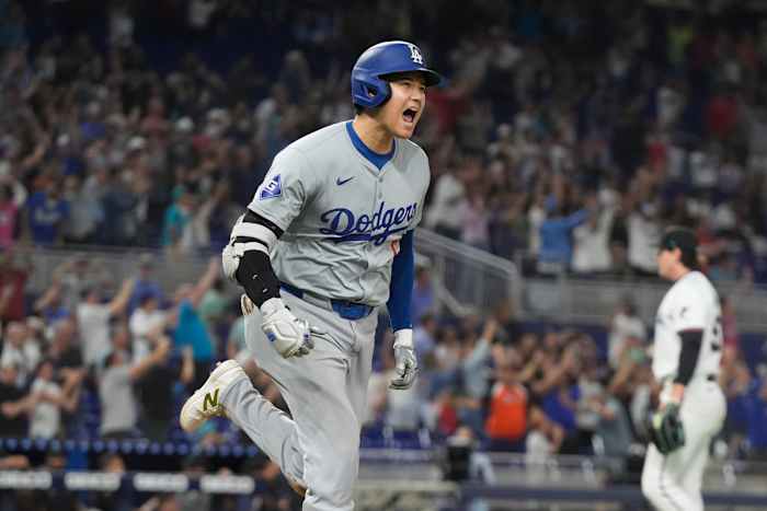 Shohei Ohtani (17) van Los Angeles Dodgers reageert nadat hij zijn 50e homerun van het seizoen heeft geslagen tijdens de zevende inning van een honkbalwedstrijd tegen de Miami Marlins, donderdag 19 september 2024, in Miami. (AP-foto/Marta Lavandier)