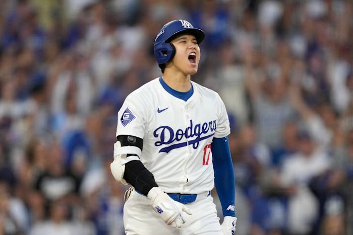 Shohei Ohtani van Los Angeles Dodgers reageert nadat hij een homerun van drie runs heeft geslagen tijdens de tweede inning in Game 1 van de honkbal NL Division Series tegen de San Diego Padres, zaterdag 5 oktober 2024, in Los Angeles. (AP-foto/Mark J. Terrill)
