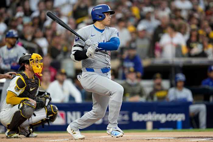 Shohei Ohtani van Los Angeles Dodgers slaat een grounder tijdens de eerste inning in Game 4 van een honkbal NL Division Series tegen de San Diego Padres, woensdag 9 oktober 2024, in San Diego. (AP-foto/Ashley Landis)