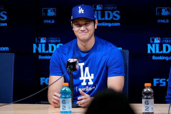 Shohei Ohtani van Los Angeles Dodgers spreekt met verslaggevers tijdens een persconferentie ter voorbereiding op Game 1 van een honkbal NL Division Series tegen de San Diego Padres in Los Angeles, vrijdag 4 oktober 2024. (AP Photo/Ashley Landis)