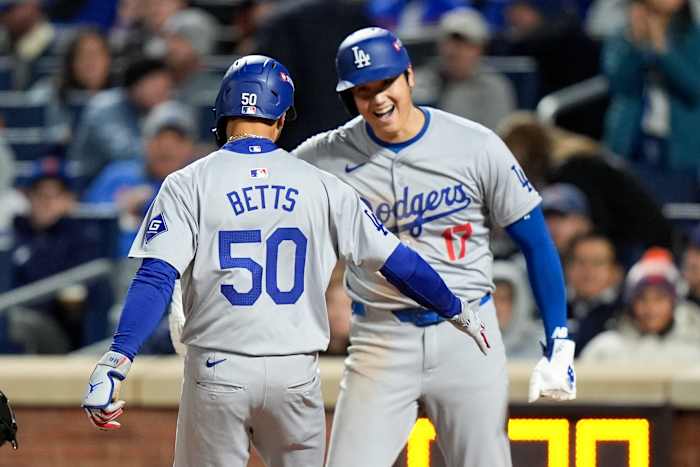 Shohei Ohtani van Los Angeles Dodgers viert feest na het scoren op Mookie Betts twee-run homerun tegen de New York Mets tijdens de zesde inning in Game 4 van een honkbal NL Championship Series, donderdag 17 oktober 2024, in New York. (AP-foto/Frank Franklin II)
