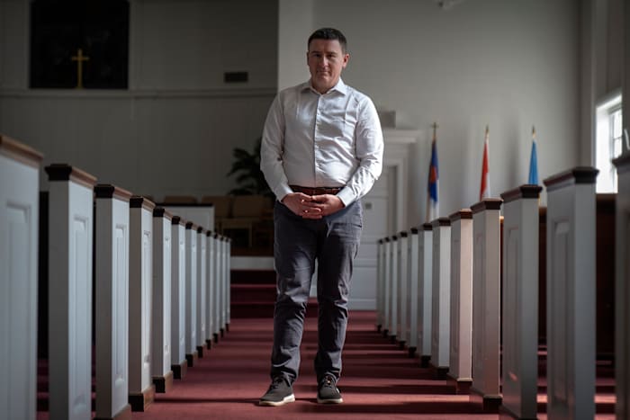 Slavik Pyzh, de president van het Oekraïense Baptist Theological Seminary in Lviv, Oekraïne, staat in het heiligdom van een Baptistenkerk in Arlington, Virginia, dinsdag 3 september 2024. (AP Photo/Mark Schiefelbein)