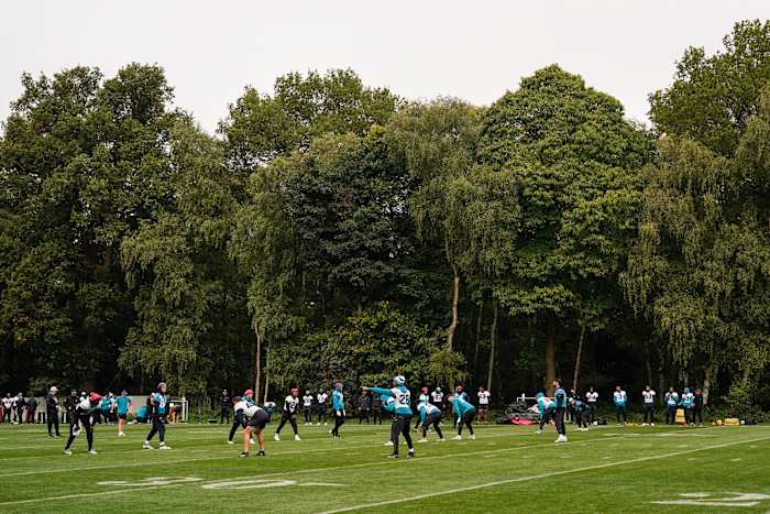 Spelers van Jacksonville Jaguars nemen zaterdag 12 oktober 2024 deel aan een NFL-voetbaltraining in Watford, nabij Londen, voorafgaand aan de wedstrijd tegen de Chicago Bears in het Tottenham Hotspur-stadion op zondag. (AP Foto/Alberto Pezzali)