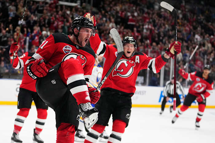 Stefan Noesen van New Jersey Devils, links, viert feest na het scoren van de openingstreffer tijdens de NHL-hockeywedstrijd tussen Buffalo Sabres en New Jersey Devils, in Praag, Tsjechië, vrijdag 4 oktober 2024. (AP Photo/Petr David Josek)
