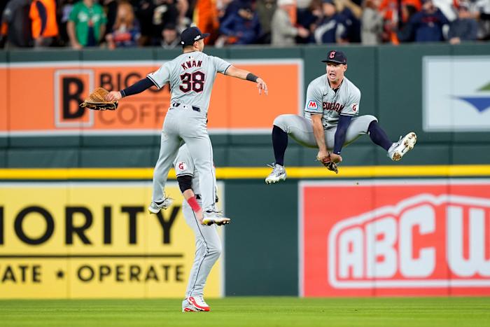 Steven Kwan (38) van Cleveland Guardians viert feest met teamgenoot Will Brennan, rechts, aan het einde van Game 4 van een honkbal American League Division Series tegen de Detroit Tigers, donderdag 10 oktober 2024, in Detroit. De Guardians wonnen met 5-4. (AP Foto/Carlos Osorio)