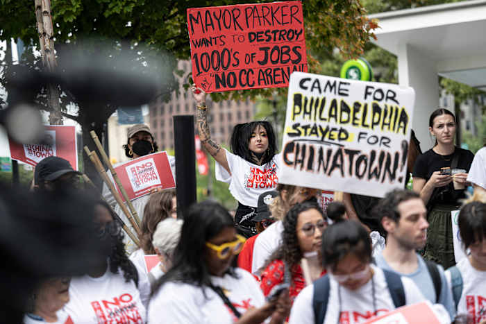 Supporters en leiders van de Chinatown-gemeenschap verzamelden zich tijdens een "Geen Sixers Arena-rally" op woensdag 18 september 2024, buiten het stadhuis van Philadelphia in Philadelphia. (Jose F. Moreno/The Philadelphia Inquirer via AP)