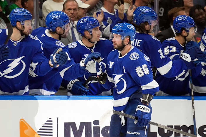 Tampa Bay Lightning rechtervleugel Nikita Kucherov (86) viert feest met de bank na zijn doelpunt tegen de Florida Panthers tijdens de derde periode van een NHL-hockeywedstrijd woensdag 2 oktober 2024 in Tampa, Florida. (AP Photo/Chris O 'Meara)