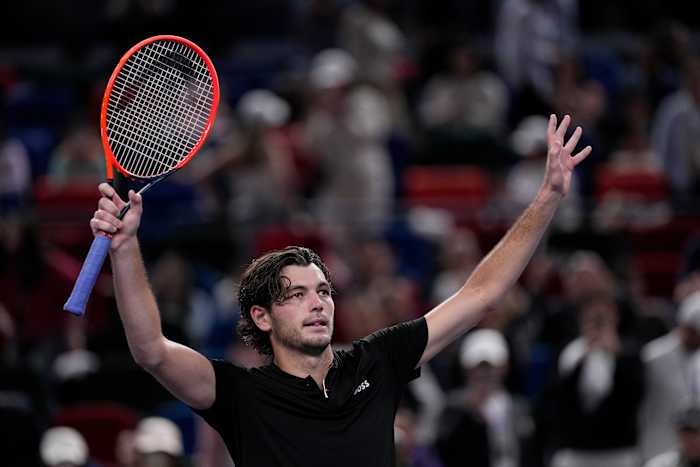 Taylor Fritz uit de Verenigde Staten zwaait naar toeschouwers na het verslaan van Terence Atmane uit Frankrijk in de tweede ronde van het herenenkelspel in het Shanghai Masters-tennistoernooi in het Qizhong Forest Sports City Tennis Center in Shanghai, China, maandag 7 oktober 2024. (AP Foto/Andy Wong)