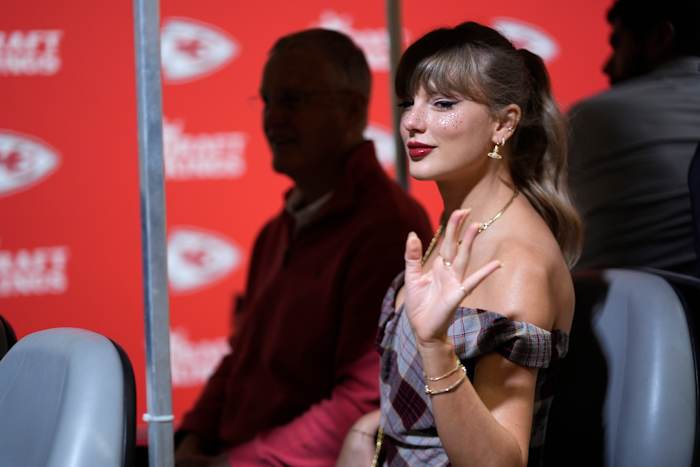 Taylor Swift arriveert voor de start van een NFL-voetbalwedstrijd tussen de Kansas City Chiefs en de New Orleans Saints op maandag 7 oktober 2024 in Kansas City, Missouri (AP Photo/Charlie Riedel)