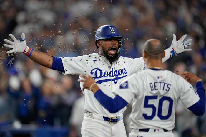Teoscar Hernndez van Los Angeles Dodgers, links, krijgt zonnebloempitten in zijn gezicht om zijn solo-homerun te vieren terwijl Mookie Betts (50) toekijkt tijdens de zevende inning in Game 5 van een honkbal NL Division Series tegen de San Diego Padres, vrijdag, 11 oktober 2024, in Los Angeles. (AP-foto/Ashley Landis)