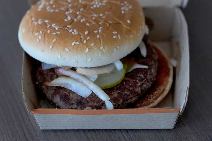 Testen sluiten rundvleespasteitjes uit als bron van de E. coli-uitbraak, zegt McDonald's