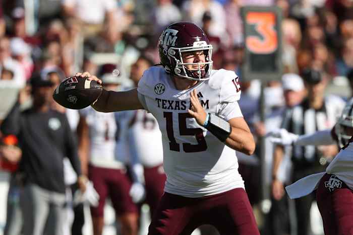 Texas A&M quarterback Conner Weigman (15) gooit de bal tijdens de eerste helft van een NCAA universiteitsvoetbalwedstrijd tegen Mississippi State op zaterdag 19 oktober 2024 in Starkville, Miss. (AP Photo/Randy J. Williams)