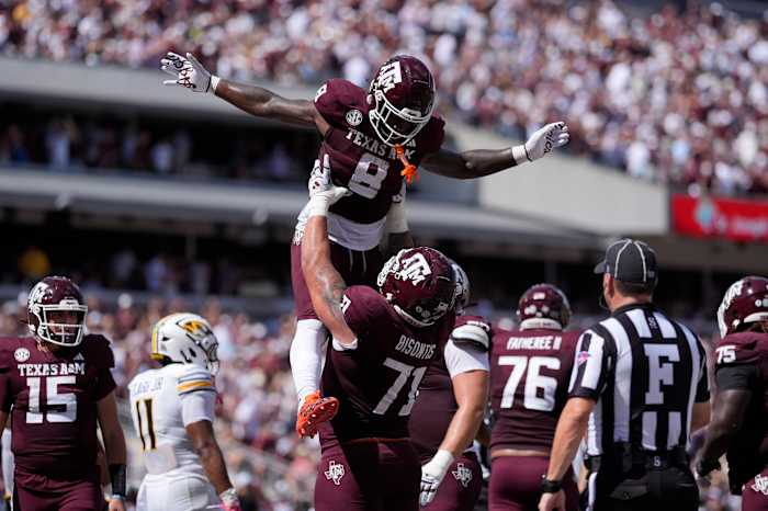 Texas A&M running back Le'Veon Moss (8) viert feest met teamgenoot Chase Bisontis (71) nadat hij een touchdown scoorde tegen Missouri tijdens de eerste helft van een NCAA college football-wedstrijd op zaterdag 5 oktober 2024 in College Station, Texas. (AP Foto/Eric Gay)