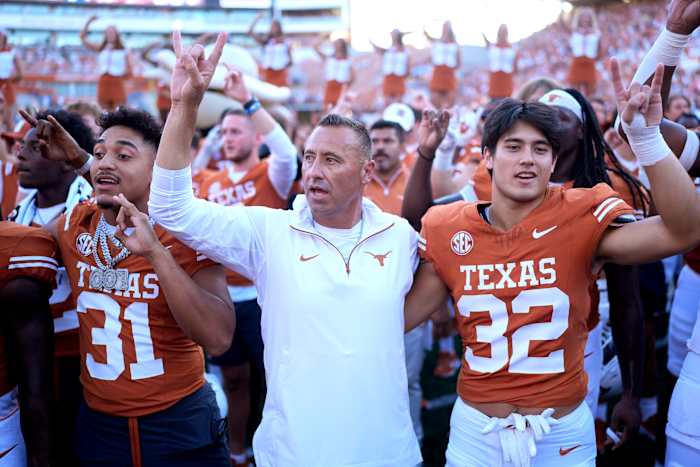 Texas-hoofdcoach Steve Sarkisian, midden, sluit zich aan bij de spelers voor het schoollied na hun overwinning op de staat Mississippi in een NCAA-universiteitsvoetbalwedstrijd in Austin, Texas, zaterdag 28 september 2024. (AP Photo/Eric Gay)