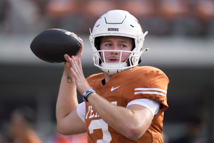 Texas quarterback Quinn Ewers (3) gooit voor een NCAA universiteitsvoetbalwedstrijd tegen UTSA in Austin, Texas, zaterdag 14 september 2024. (AP Photo/Eric Gay)