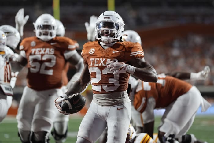 Texas running back Jaydon Blue (23) scoort een touchdown tegen Louisiana-Monroe tijdens de eerste helft van een NCAA universiteitsvoetbalwedstrijd in Austin, Texas, zaterdag 21 september 2024. (AP Photo/Eric Gay)