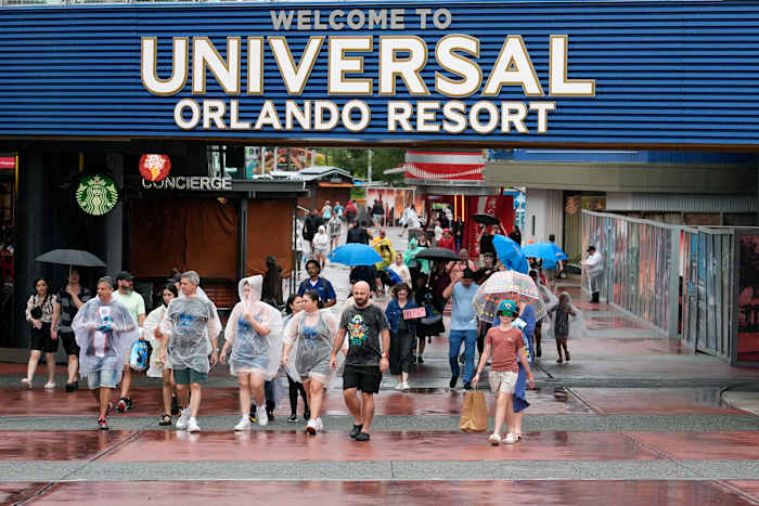 Toeristen verlaten het Universal Orlando Resort omdat ze vroeg sloten vanwege de komst van de orkaan Milton op woensdag 9 oktober 2024 in Orlando, Florida. (AP Photo/John Raoux)